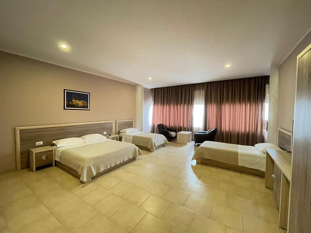 Hotel Terminal ティラナ エクステリア 写真