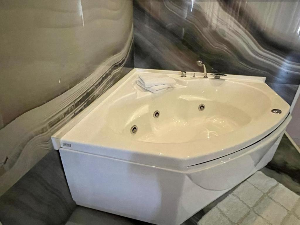 Hotel Terminal ティラナ エクステリア 写真