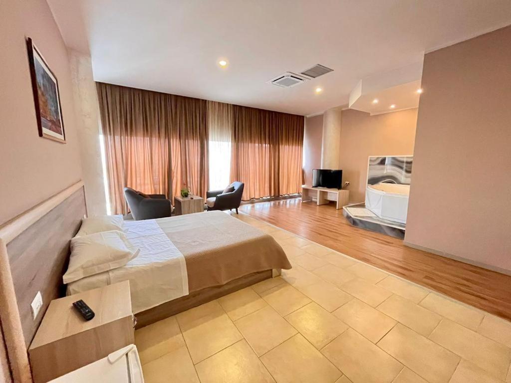 Hotel Terminal ティラナ エクステリア 写真