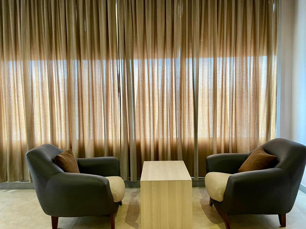 Hotel Terminal ティラナ エクステリア 写真