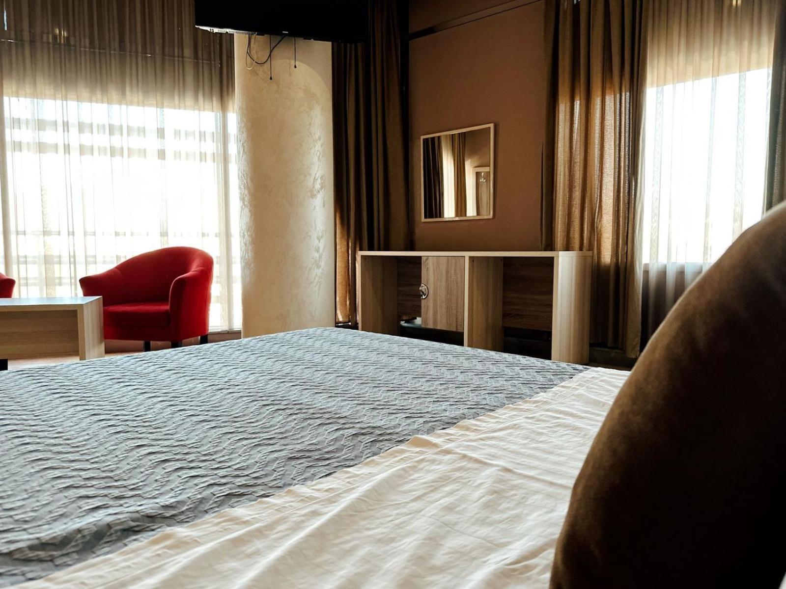Hotel Terminal ティラナ エクステリア 写真