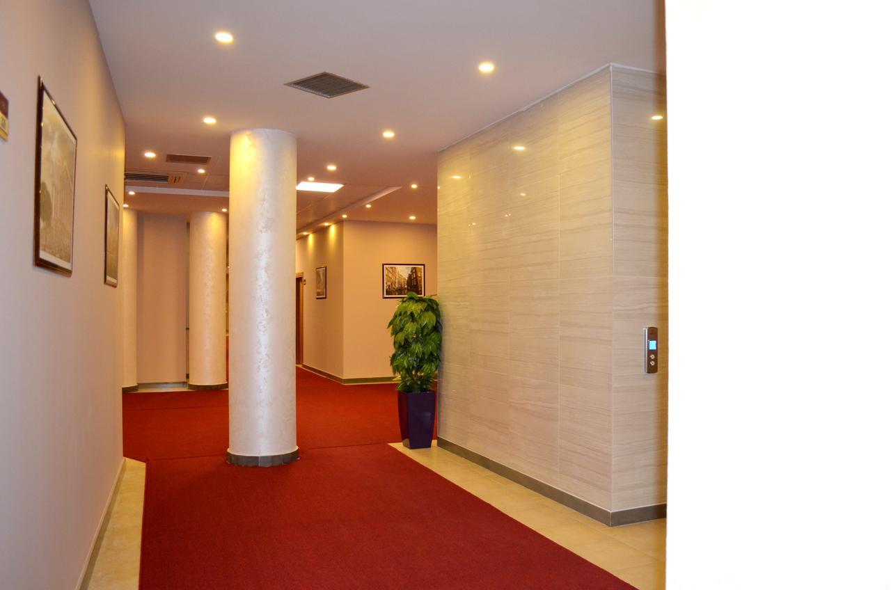 Hotel Terminal ティラナ エクステリア 写真